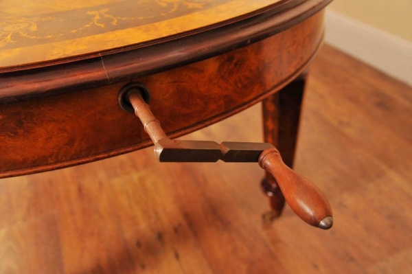 Extending table via the handle at the end of this Victorian table