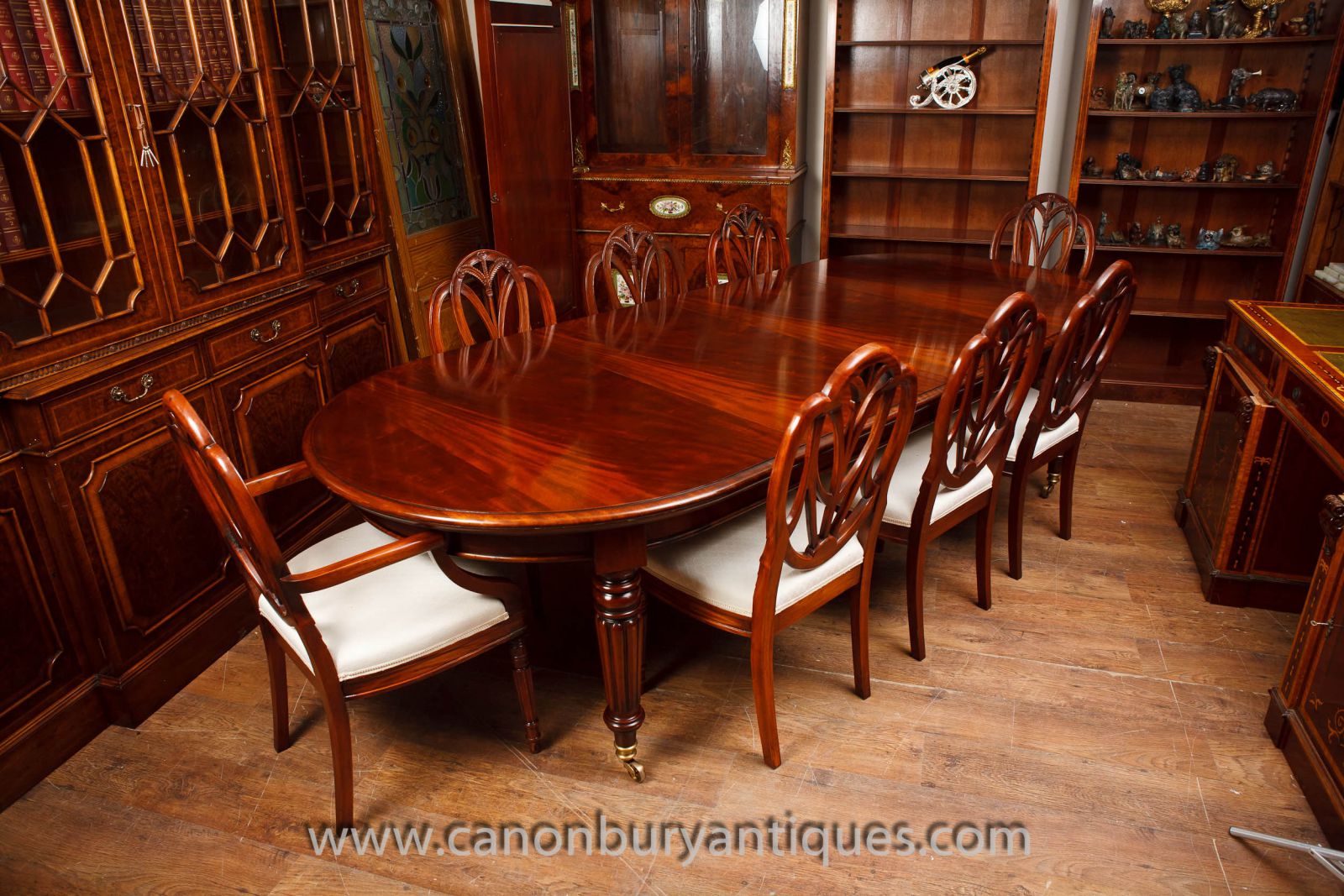 Sumptous mahogany dining table and set of Hepplewhite chairs to match