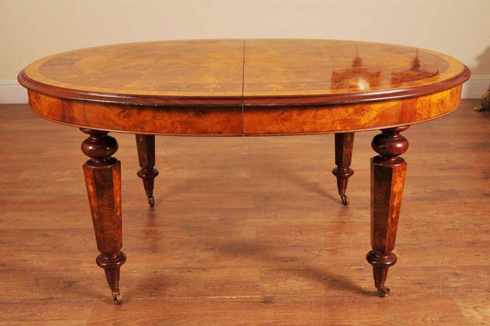 Victorian table in walnut at smallest configuration