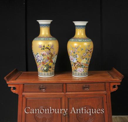 Chinese Porcelain Vases - Kangxi China Urns Famille Jaune Urns