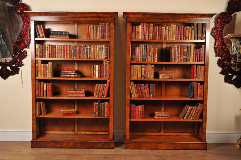 Старый стеллаж. Книжный шкаф Ralph Lauren Victorian Bookcase. Старинный книжный стеллаж. Книжный стеллаж под старину. Книжные полки старинные.
